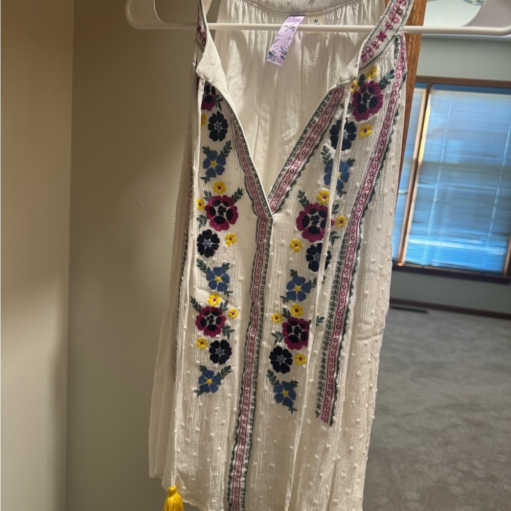 Alya White Floral Embellished Tank Top - Size Medium